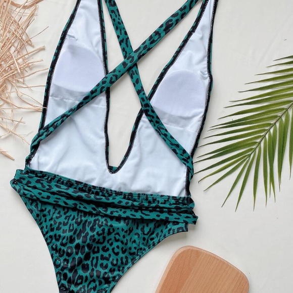 Stylish Green Leopard Print Swimsuit - Picture 2 of 7